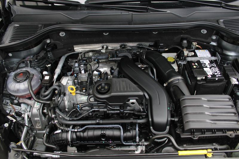 2024 Volkswagen Taos SE photo 2