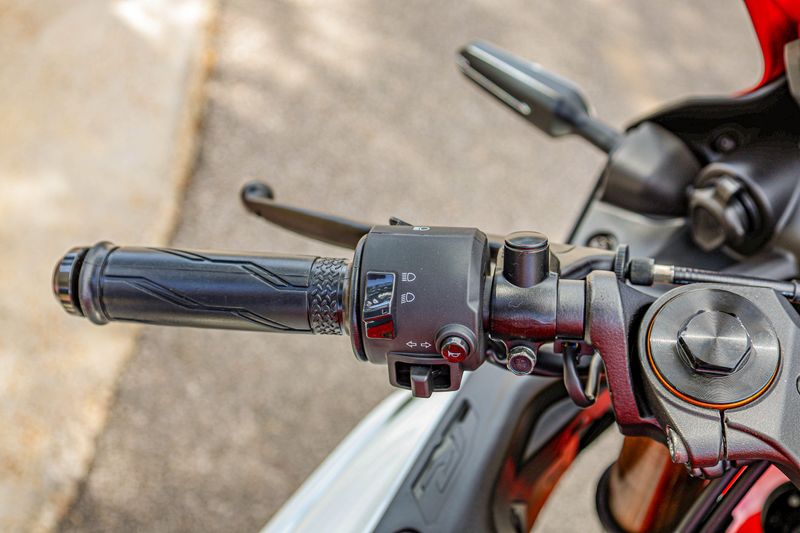 NEW 2026 YAMAHA YZFR3 ABS 70TH ANNIVERSARY EDITION Image 9