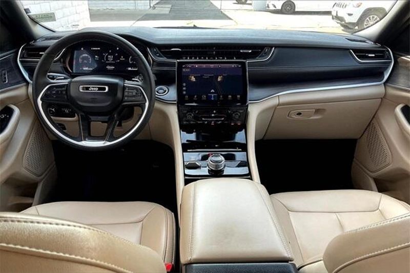 Used 2023 Jeep Grand Cherokee L LimitedImage 15