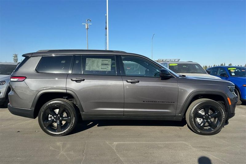 2025 Jeep Grand Cherokee Altitude photo 3