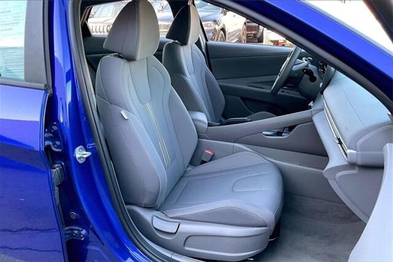 Used 2023 Hyundai Elantra SELImage 6