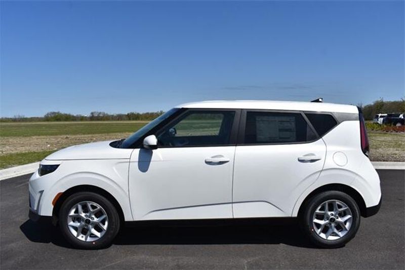 New 2025 Kia Soul LXImage 6