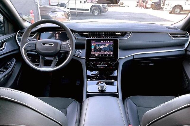 New 2025 Jeep Grand Cherokee Altitude X 4x4Image 4