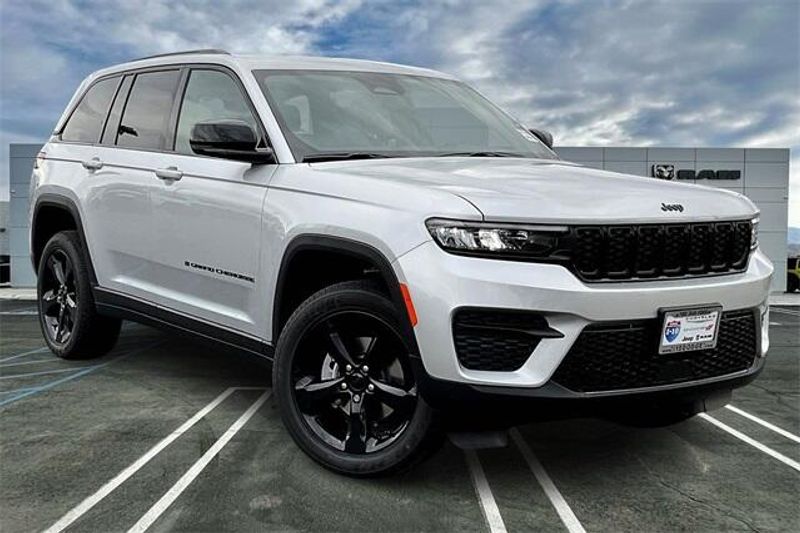 New 2025 Jeep Grand Cherokee Altitude 4x2Image 14