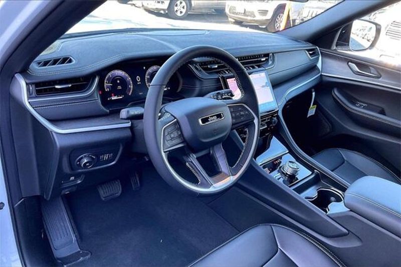 New 2025 Jeep Grand Cherokee L Limited 4x4Image 6