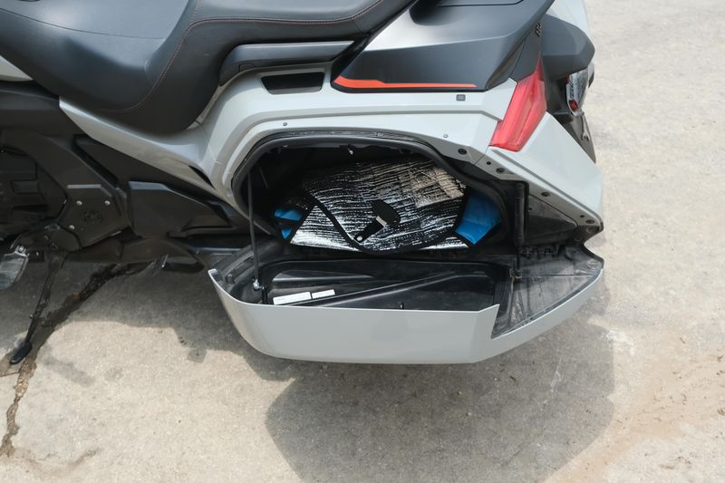 2021 Honda GOLDWING DCT DEEP PEARL GRAY Image 17
