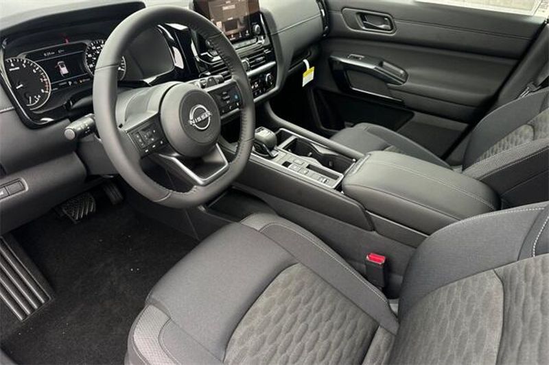 New 2025 Nissan Pathfinder SVImage 7