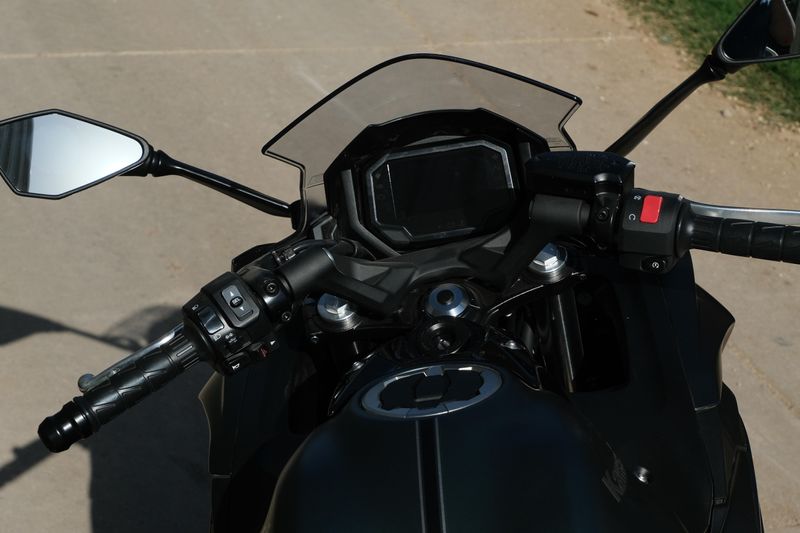 2025 Kawasaki NINJA 650 ABS METALLIC MATTE OLD SCHOOL GREEN AND METALLIC SPARK BLACK Image 9