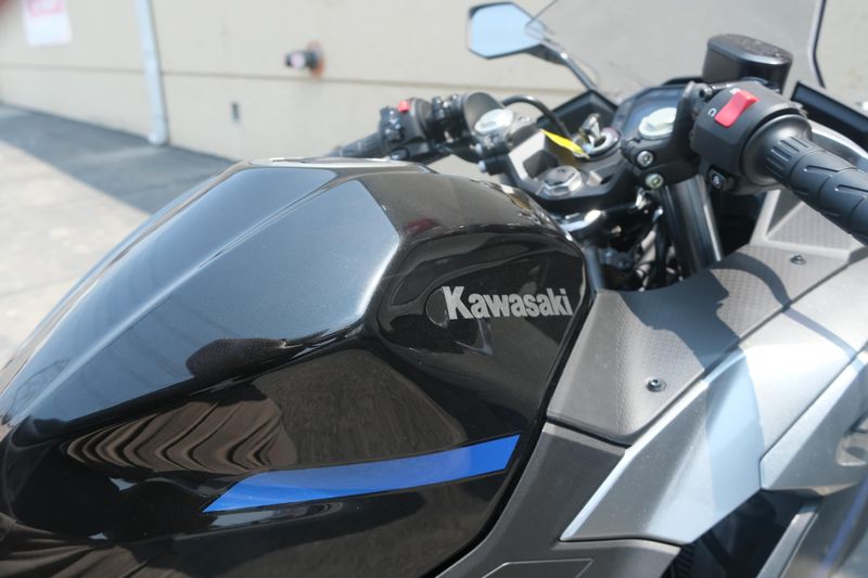 2025 Kawasaki NINJA 500 ABS METALLIC FLAT SPARK BLACK AND METALLIC SPARK BLACK AND METALLIC MOONDUST GRAY Image 23