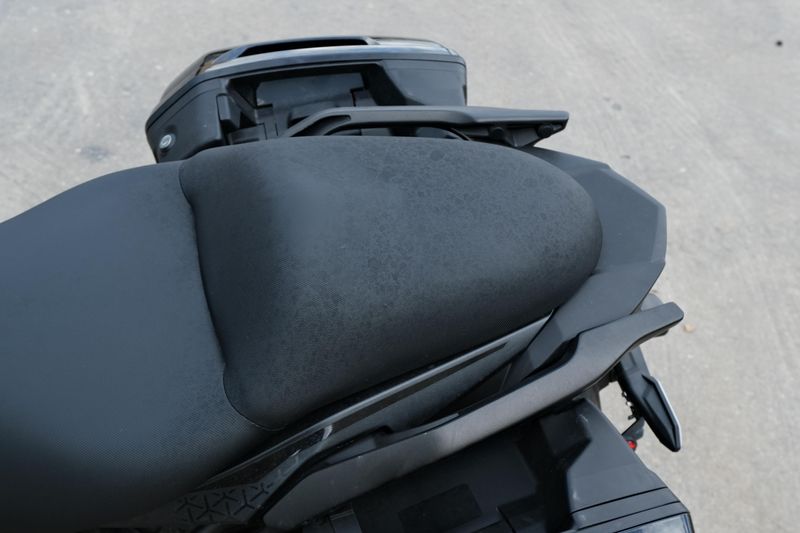 2023 Kawasaki VERSYS 650 LT METALLIC SPARK BLACK AND METALLIC FLAT SPARK BLACK Image 17