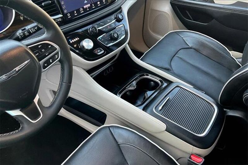 2023 Chrysler Pacifica Hybrid LimitedImage 17