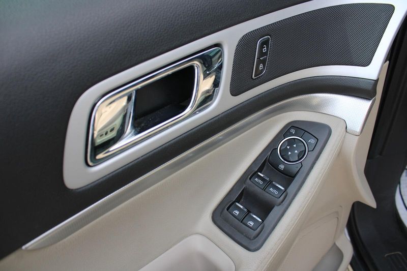 2015 Ford Explorer XLT photo 11