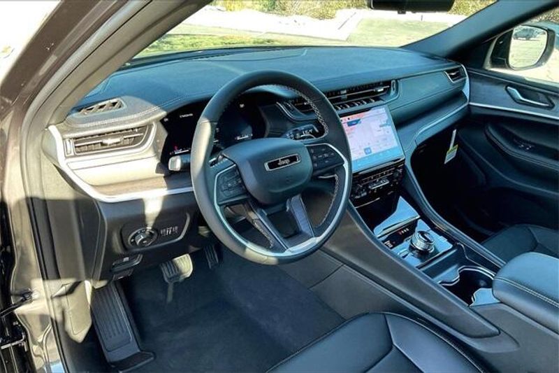 New 2025 Jeep Grand Cherokee L Limited 4x4Image 6