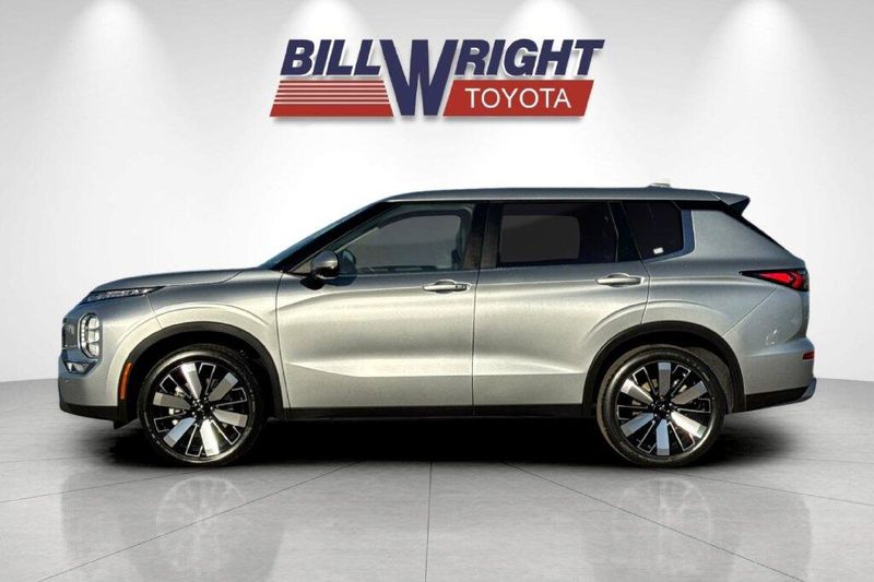 Used 2025 Mitsubishi Outlander SEImage 6