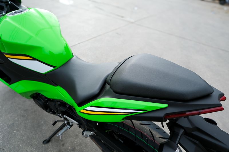 2025 Kawasaki NINJA 500 KRT EDITION LIME GREEN AND EBONY AND PEARL BLIZZARD WHITEImage 11