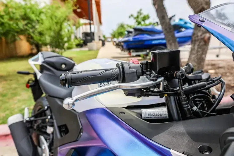 2025 Yamaha YZFR3 ABS LUNAR WHITE AND NEBULA BLUE Image 12