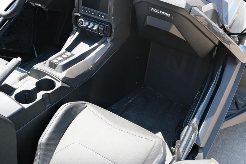 NEW 2025 POLARIS SLINGSHOT R AUTODRIVE Image 12