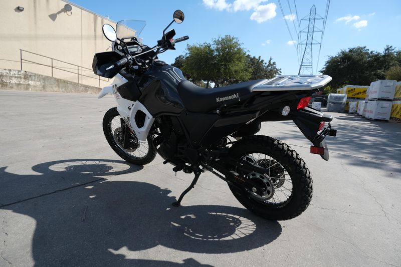 2025 Kawasaki KLR 650 ABS PEARL CRYSTAL WHITE AND METALLIC CARBON GRAYImage 5