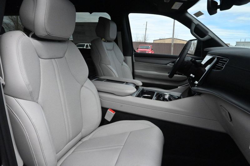 2025 Wagoneer L Image 18