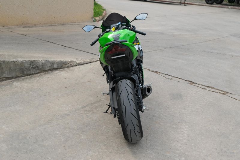 2025 Kawasaki NINJA ZX6R KRT EDITION LIME GREEN AND EBONY AND PEARL BLIZZARD WHITE Image 4
