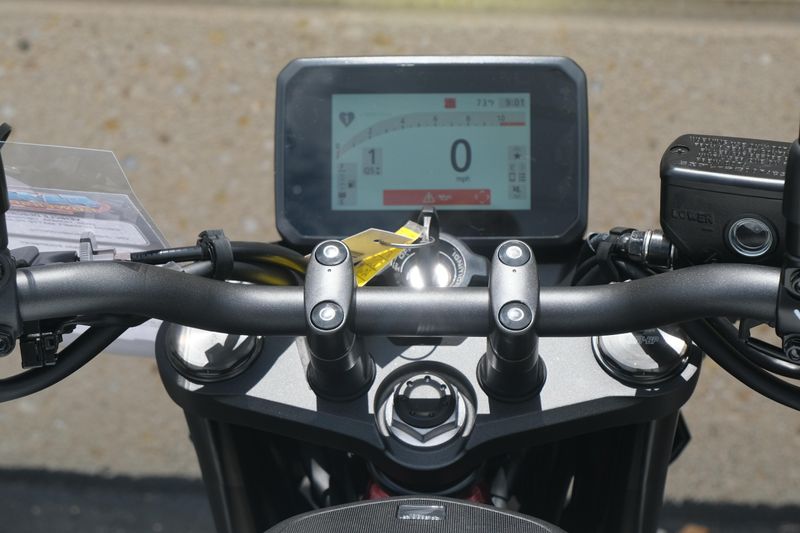 2025 Honda CB750 HORNET MATTE PEARL WHITE Image 13