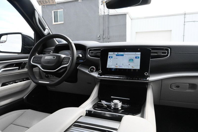 2025 Wagoneer L Image 17