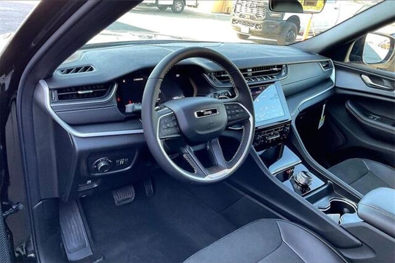 New 2025 Jeep Grand Cherokee Altitude 4x2Image 6