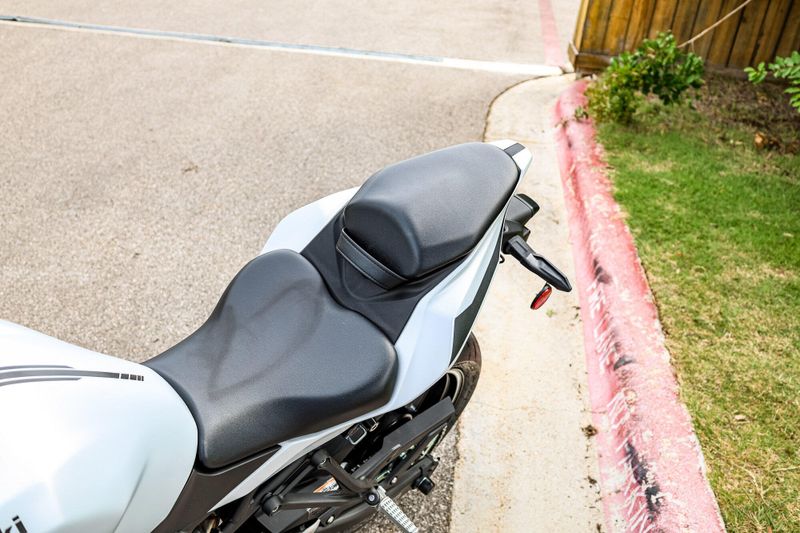 2025 Kawasaki NINJA ZX4RR ABS  METALLIC MATTE WHITISH SILVER AND METALLIC FLAT SPARK BLACK Image 23