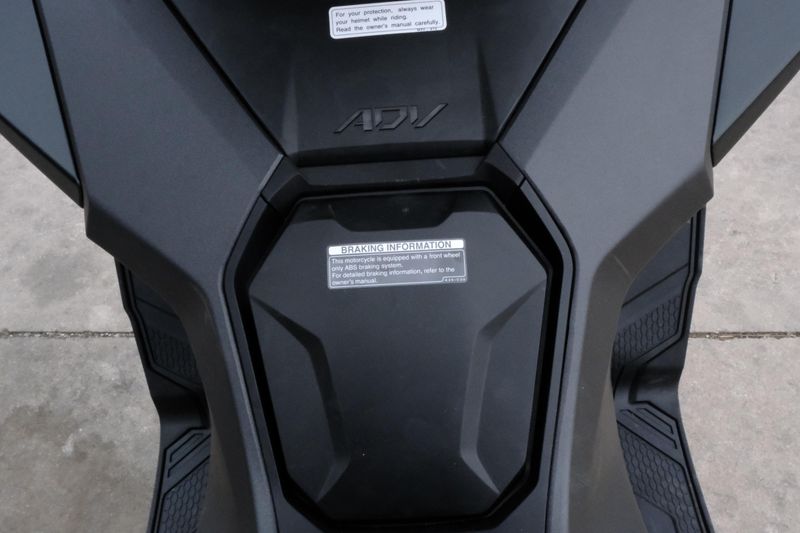 2025 Honda ADV160 MATTE BLACK METALLICImage 6