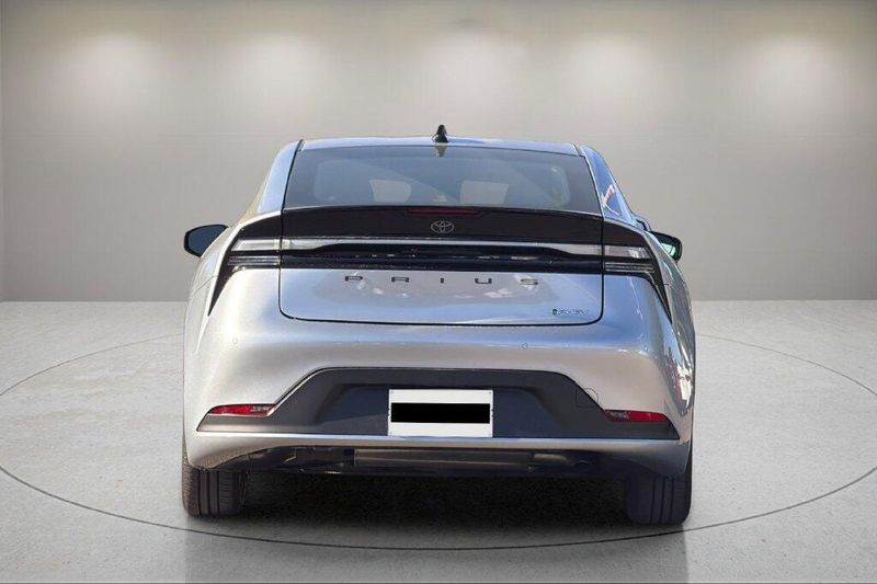 New 2027 Toyota Prius Plug-In Hybrid SEImage 4