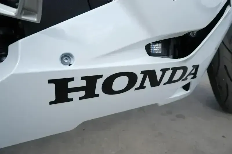 2025 Honda CBR1000RR PEARL WHITE Image 14