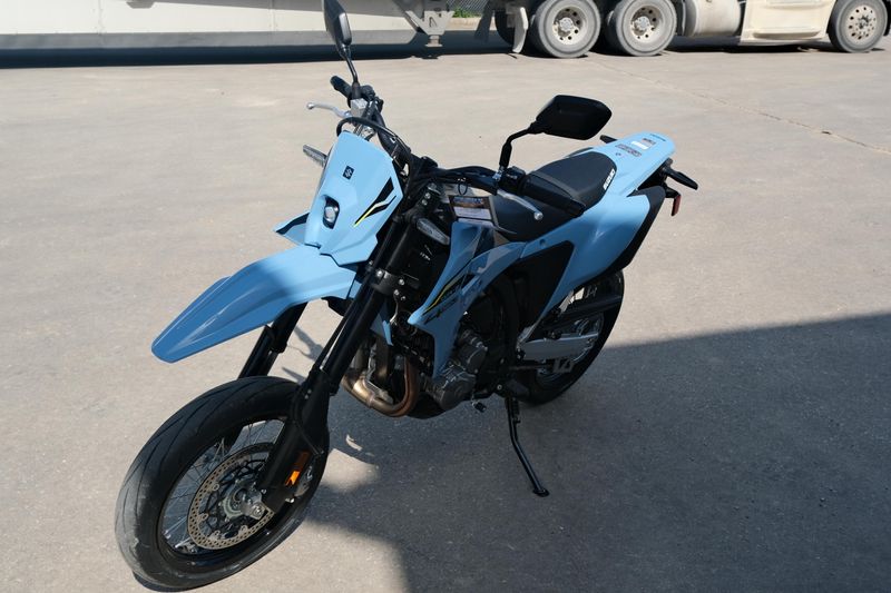 2025 Suzuki DRZ 4SM SKY GRAY Image 7