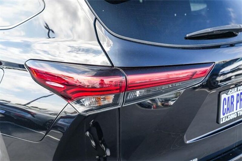 2023 Toyota Highlander LEImage 9