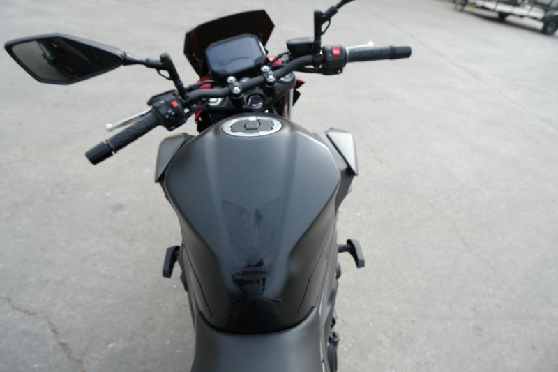 2025 Kawasaki Z500 SE ABS CANDY PERSIMMON RED AND METALLIC FLAT SPARK BLACK AND METALLIC MATTE GRAPHENESTEEL GRAYImage 16