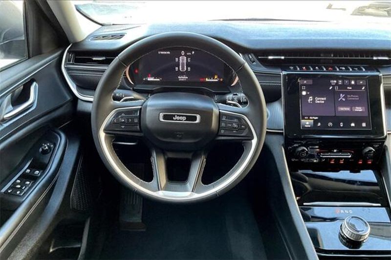 2023 Jeep Grand Cherokee Laredo photo 2