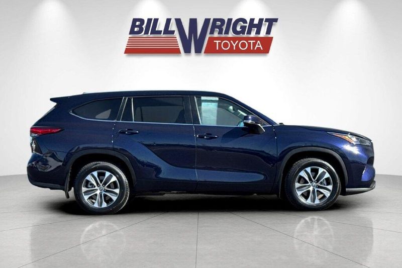 Used 2023 Toyota Highlander XLEImage 2