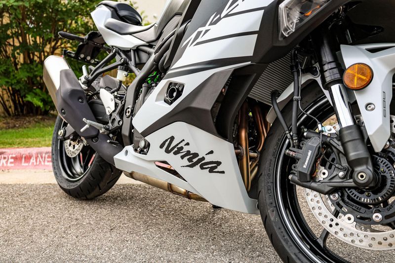 2025 Kawasaki NINJA ZX4RR ABS  METALLIC MATTE WHITISH SILVER AND METALLIC FLAT SPARK BLACK Image 7