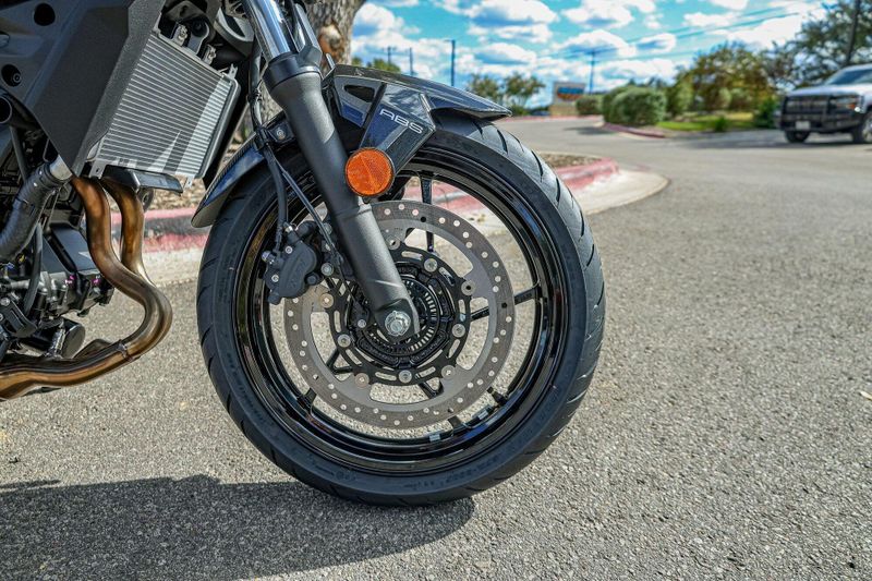 2025 Kawasaki Z500 ABS METALLIC SPARK BLACK AND METALLIC MATTE GRAPHENESTEEL GRAY Image 4