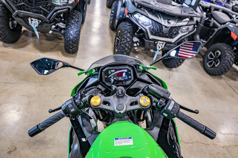 2025 Kawasaki NINJA ZX4RR ABS KRT EDITION ABS LIME GREEN AND EBONY AND PEARL BLIZZARD WHITE Image 4