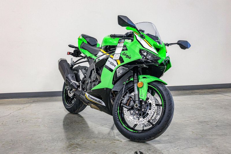 2025 Kawasaki NINJA ZX6R KRT EDITION ABS LIME GREEN AND EBONY AND PEARL BLIZZARD WHITEImage 1