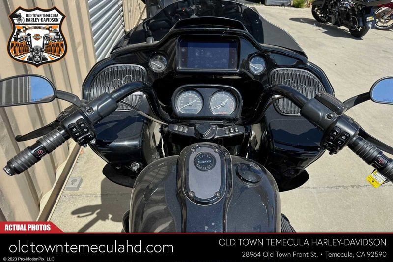 2021 Harley-Davidson Road Glide in a BLACK HOLE W/PINSTRIPE exterior color. BMW Motorcycles of Temecula – Southern California (951) 506-6903 bmwmotorcyclesoftemecula.com 