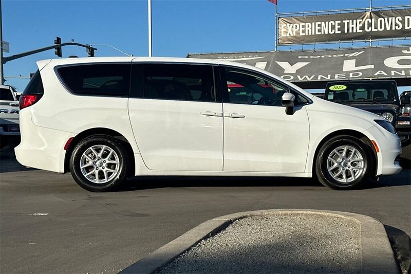 2022 Chrysler Voyager LX photo 3