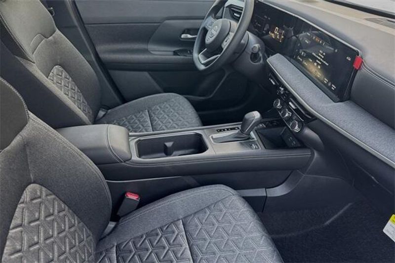 2025 Nissan Kicks SVImage 13
