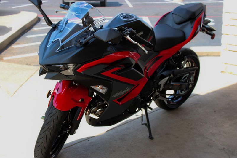 2025 Kawasaki NINJA 500 ABS PASSION RED AND METALLIC FLAT SPARK BLACK AND METALLIC MATTE DARK GRAY Image 4