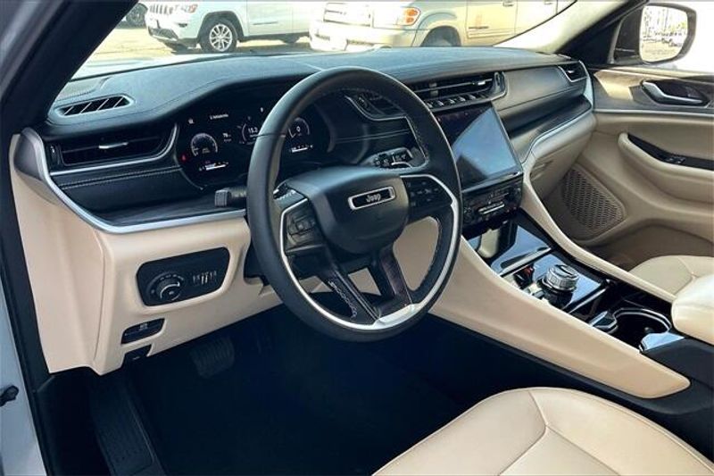 Used 2023 Jeep Grand Cherokee L LimitedImage 14