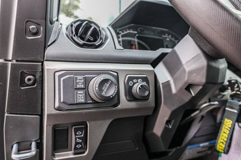 2025 Polaris RANGER CREW XD 1500 NORTHSTAR EDITION ULTIMATE GHOST WHITE METALLIC SMOKE Image 4