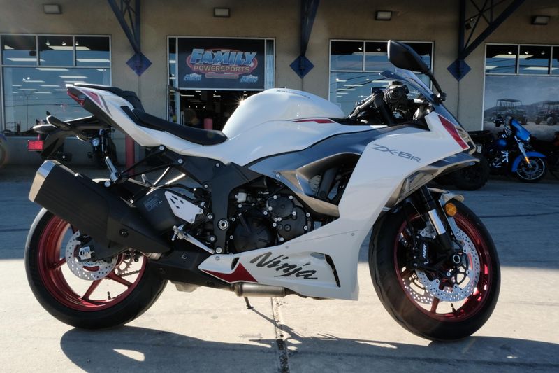 2025 Kawasaki NINJA ZX6R PEARL ROBOTIC WHITE AND METALLIC GRAPHITE GRAYImage 29