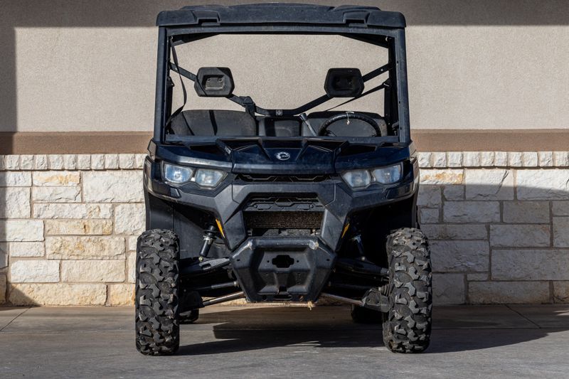 2023 CAN-AM SSV DEF DPS 62 HD9 BK 23 in a GREEN exterior color. Family PowerSports (877) 886-1997 familypowersports.com 