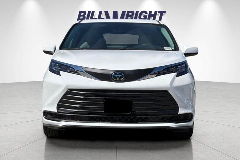 New 2026 Toyota Sienna LEImage 8