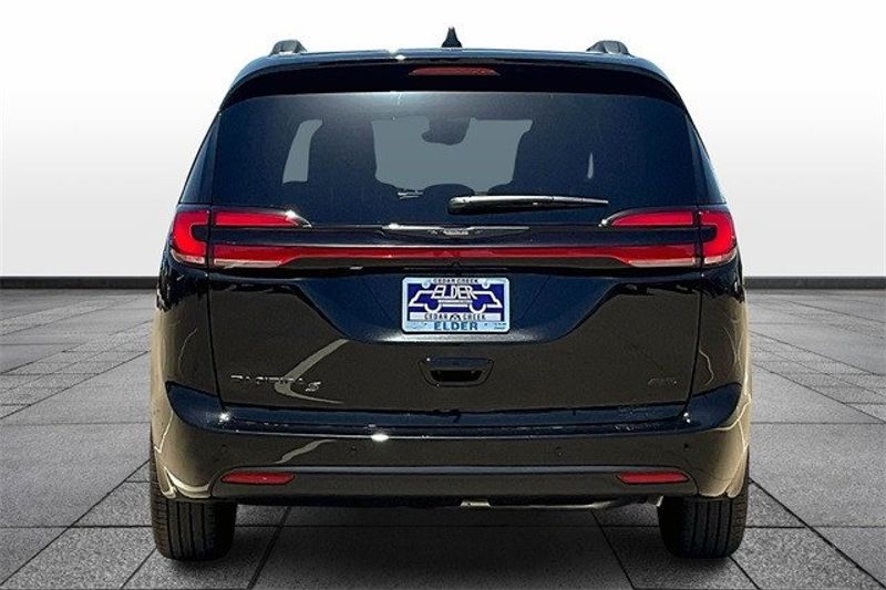 2024 Chrysler Pacifica Touring L AwdImage 4